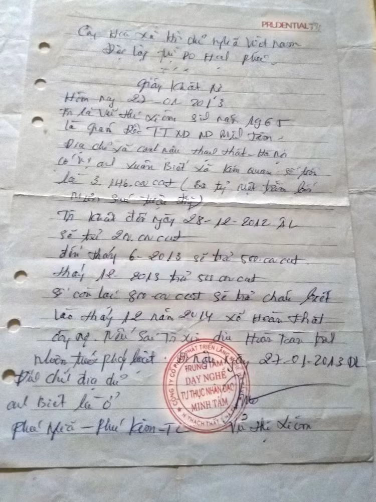 Bà Vũ Thị Xiêm dùng dấu của Trung tâm dạy nghề tư thục nhân đạo Minh Tâm để vay tiền cho cá nhân. Ảnh: Tùng Dương. Bà Vũ Thị Xiêm dùng dấu của Trung tâm dạy nghề tư thục nhân đạo Minh Tâm để vay tiền cho cá nhân. Ảnh: Tùng Dương.