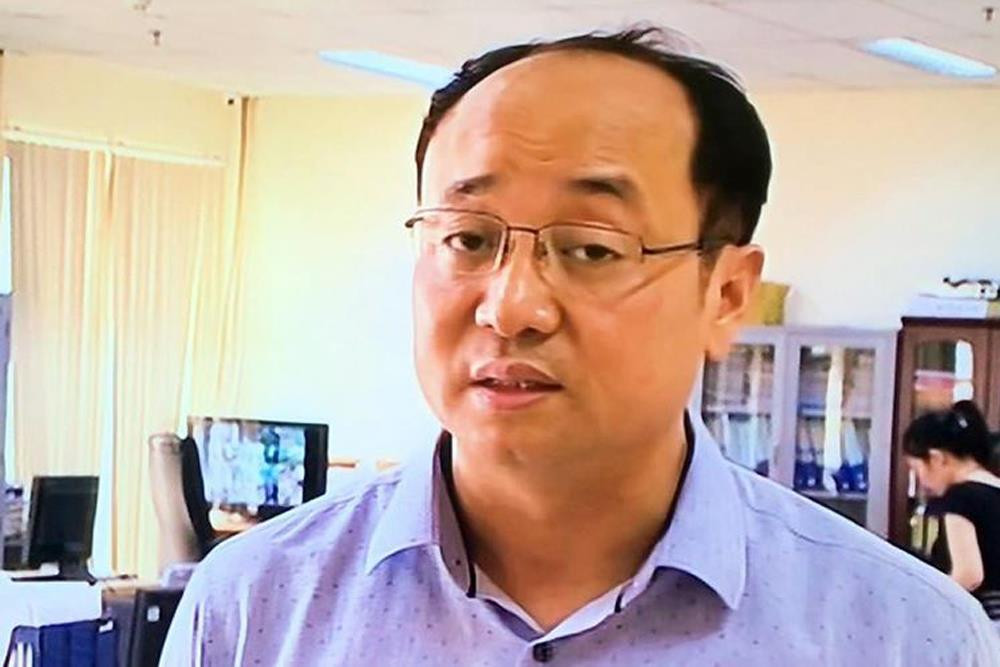 Ông Đào Ngọc Nam - Giám đốc Công ty Cổ phần Sản xuất và Thương mại An Việt trong buổi họp tại trường Chu Văn An đã nói bên mình làm đúng quy trình bảo quản. Ảnh: vtv. Ông Đào Ngọc Nam - Giám đốc Công ty Cổ phần Sản xuất và Thương mại An Việt trong buổi họp tại trường Chu Văn An đã nói bên mình làm đúng quy trình bảo quản. Ảnh: vtv.