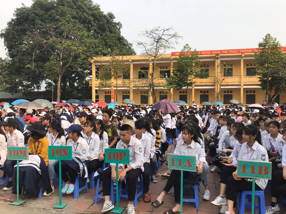 Các em học sinh của trường đã chia sẻ với Giáo sư Nguyễn Lân Dũng, nhiều tâm tư, những băn khoăn, lo lắng về hướng đi, chọn nghề trong tương lai của các em.Ảnh: Tùng Dương.