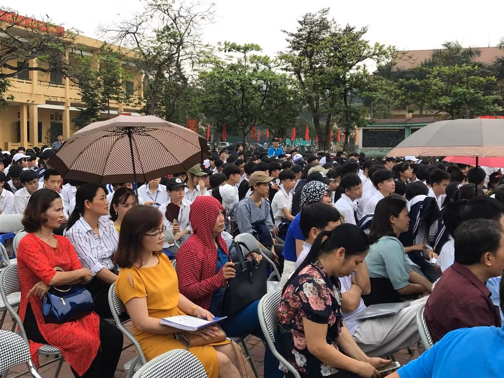 Các giáo viên tham dự Hội thảo tại Trường Trung học phổ thông Thanh Ba. Ảnh: Tùng Dương.