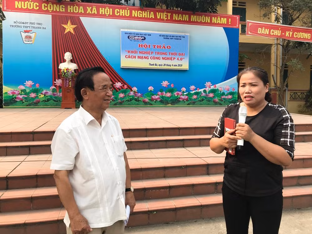 Giáo sư, Nhà giáo nhân dân Nguyễn Lân Dũng tặng sách dạy môn Lịch sử cho cô giáo Đào Bích Hường. Ảnh: Tùng Dương.