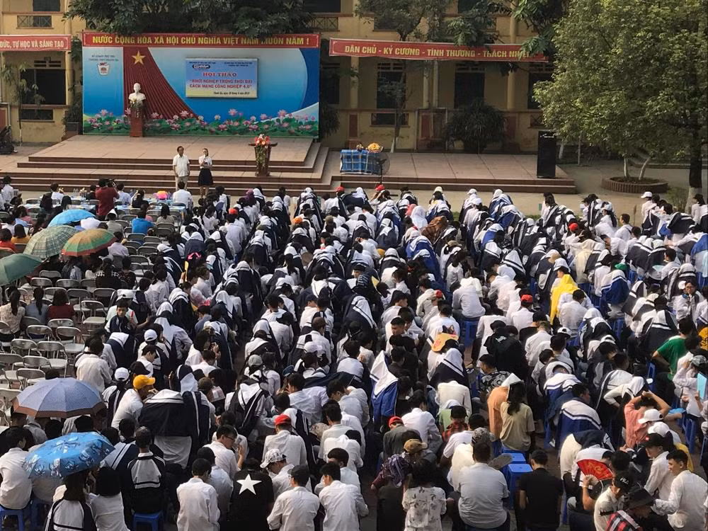 Mặc dù thời tiết khá nóng, nhưng các em học sinh vẫn chăm chú nghe Giáo sư nói chuyện. Ảnh: Tùng Dương.