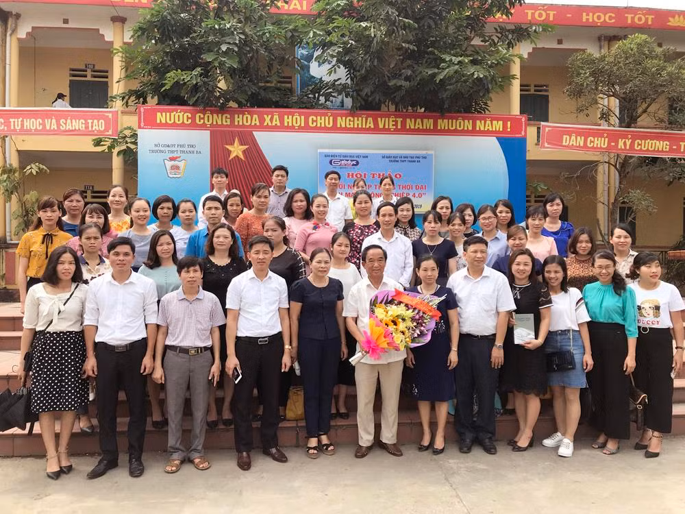 Tập thể các thầy cô giáo, Trường Trung học phổ thông Thanh Ba (Phú Thọ), chụp ảnh lưu niệm với Giáo sư Nguyễn Lân Dũng. Ảnh: Tùng Dương.