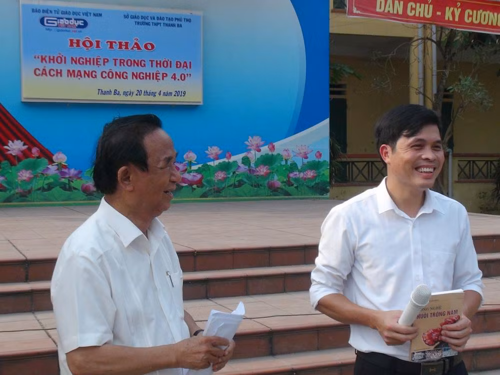 Giáo sư, Nhà giáo nhân dân Nguyễn Lân Dũng tặng sách dạy trồng nấm cho giáo viên Trường Trung học phổ thông Thanh Ba. Ảnh: Tùng Dương.