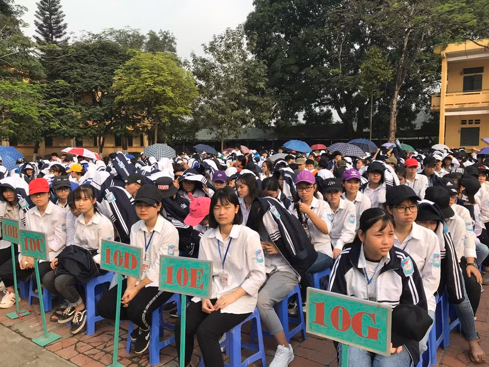 Trong gần 3 giờ đồng hồ, Giáo sư Nguyễn Lân Dũng đã giải truyền cảm hứng khởi nghiệp cho các em học sinh. Ảnh: Tùng Dương.