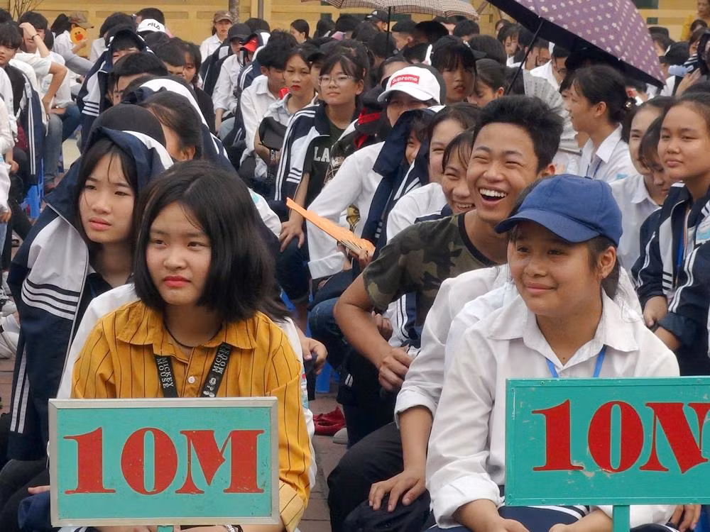 Các em học sinh Trường Trung học phổ thông Thanh Ba rất thích thú khi nghe Giáo sư Nguyễn Lân Dũng nói chuyện. Ảnh: Tùng Dương.