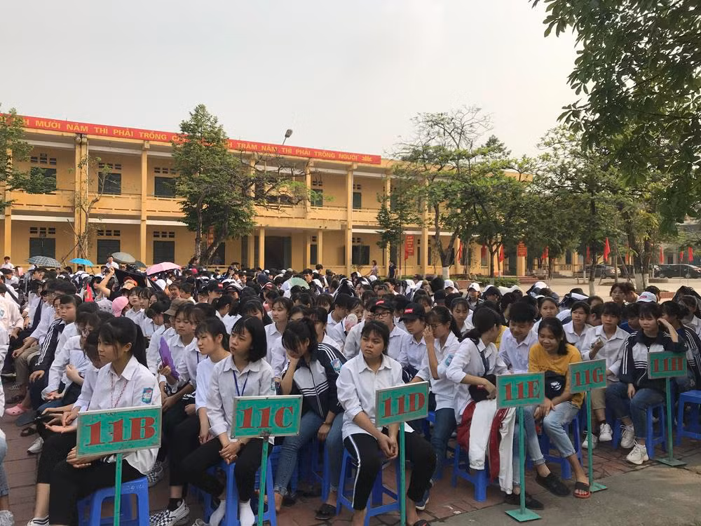 Tham dự buổi hội thảo, có gần 1.400 em học sinh Trường Trung học phổ thông Thanh Ba. Ảnh: Tùng Dương.
