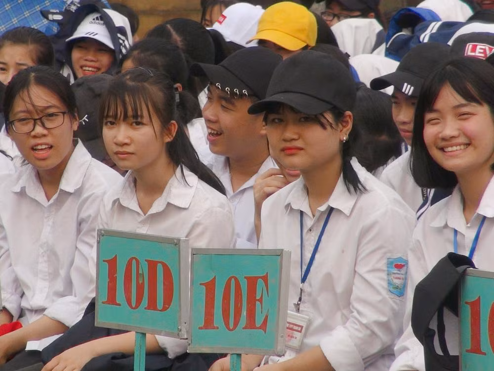 Các em học sinh chuyển đến Giáo sư Nguyễn Lân Dũng rất nhiều câu hỏi về cuộc cách mạng lần thứ 4. Ảnh: Tùng Dương.