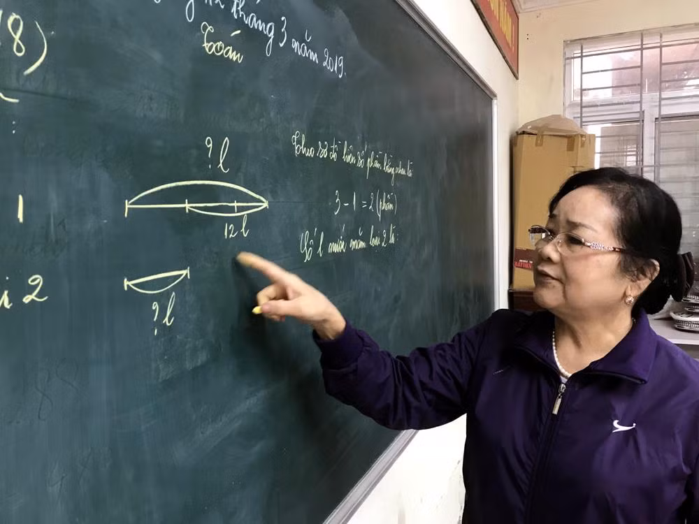 Ngoài dạy kiến thức, cô giáo Huyền còn dạy các cháu biết nấu ăn, cắm hoa, làm bánh...Ảnh: Tùng Dương.