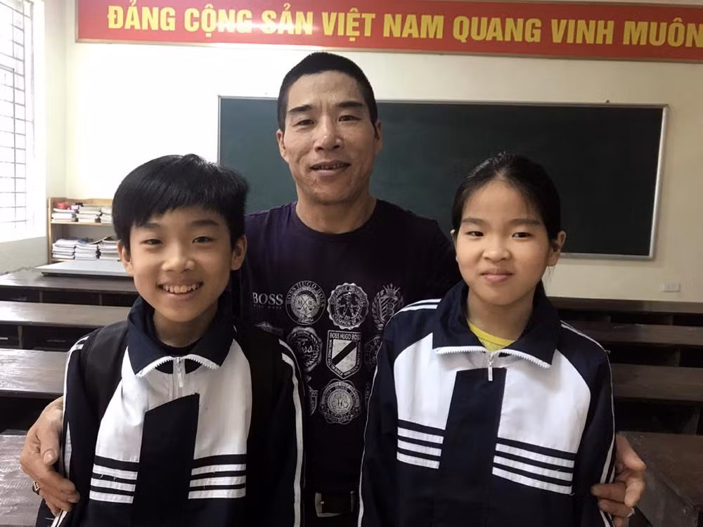 Anh Nguyễn Văn Bằng, phụ huynh của hai cháu Nguyễn Văn Anh và Nguyễn Thị Xuân Ánh rất biết ơn cô giáo Huyền. Ảnh: Tùng Dương