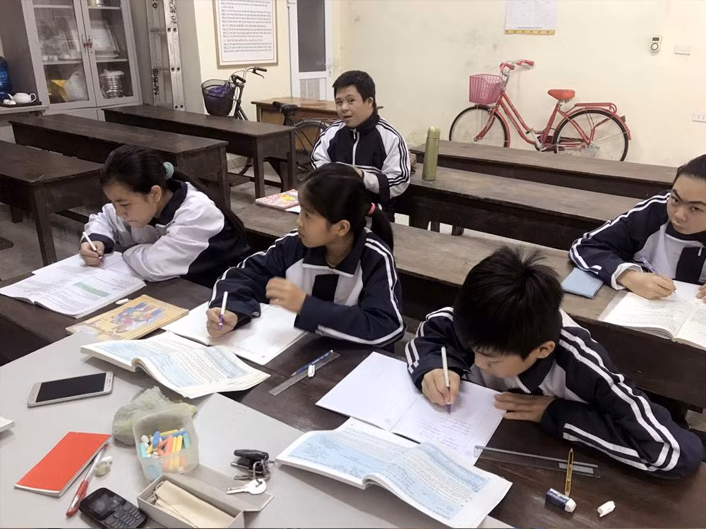 Mỗi học sinh trong lớp cô Huyền là một hoàn cảnh khác nhau, nên không có điều kiện được đến trường. Ảnh: Tùng Dương.