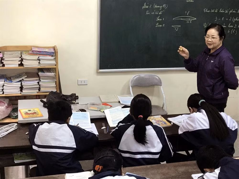 Cô giáo Phạm Thị Huyền, 21 năm qua vẫn hàng ngày lên lớp dạy xóa mù chữ cho các em học sinh có hoàn cảnh khó khăn. Ảnh: Tùng Dương.