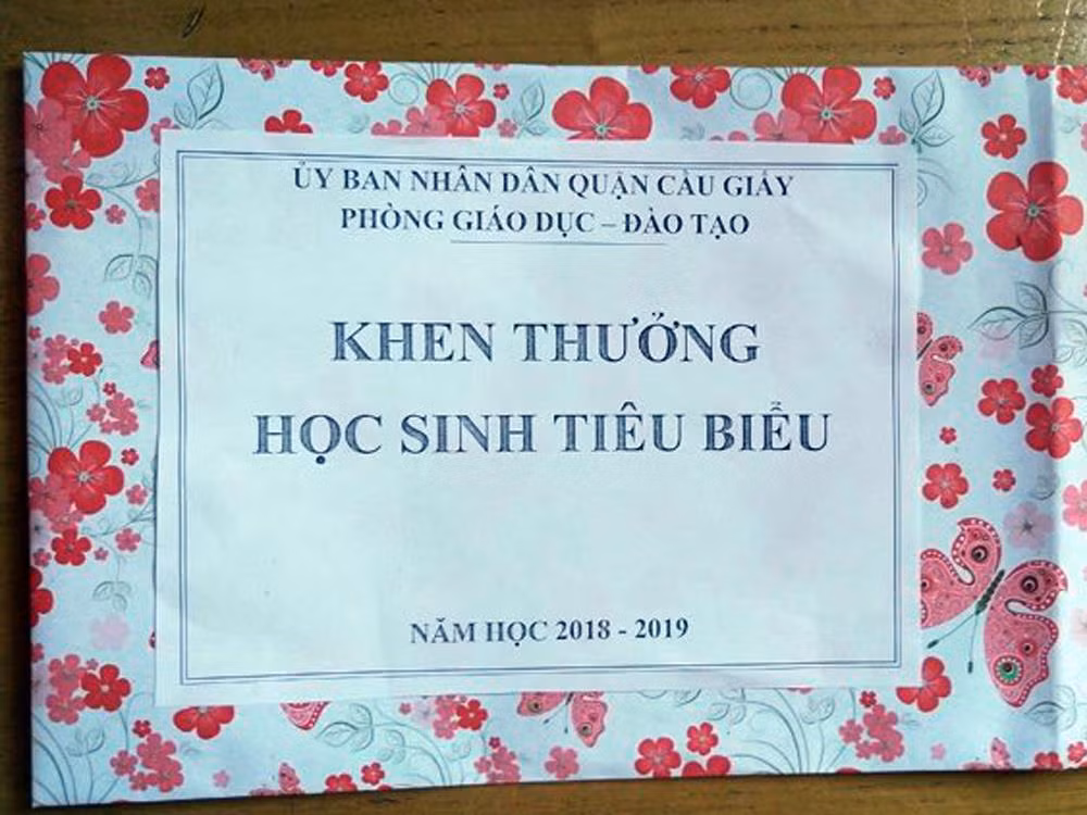 Phần thưởng tượng trưng chỉ là cái vỏ hộp. Liệu rằng đây là một hành động coi thường học sinh cũng như các gia đình có con em đến tham dự buổi vinh danh? Ảnh: Các phụ huynh cung cấp. Phần thưởng tượng trưng chỉ là cái vỏ hộp. Liệu rằng đây là một hành động coi thường học sinh cũng như các gia đình có con em đến tham dự buổi vinh danh? Ảnh: Các phụ huynh cung cấp.