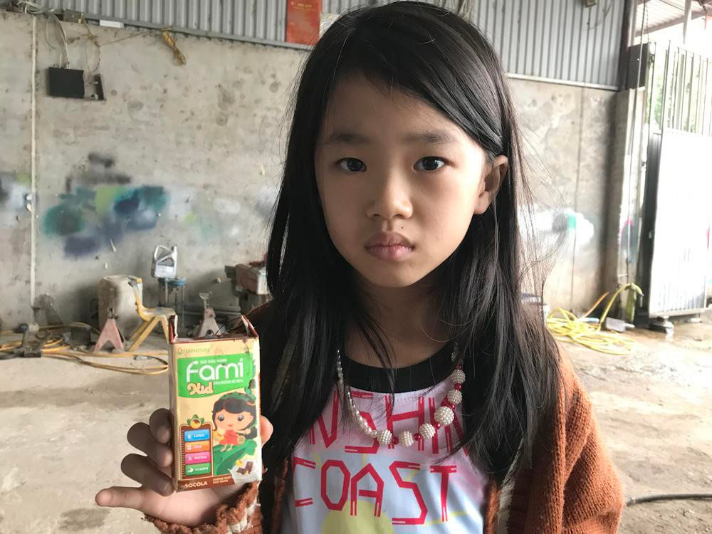 Hà Ngọc Nhi, 7 tuổi, học lớp 1C Trường tiểu học Nhã Lộng cho biết sữa Fami Kid có vị chua khi cháu uống. Ảnh: Tùng Dương.