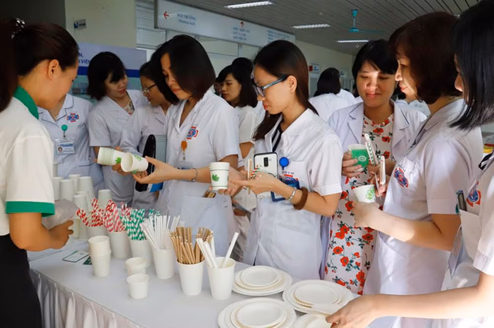 Ban lãnh đạo Bệnh viện K kêu gọi các đơn vị thuộc bệnh viện giảm dần và tiến tới không dùng các sản phẩm từ nhựa khó phân hủy để hạn chế rác thải nhựa trong ngành Y tế. Ảnh: Vtv.vn.