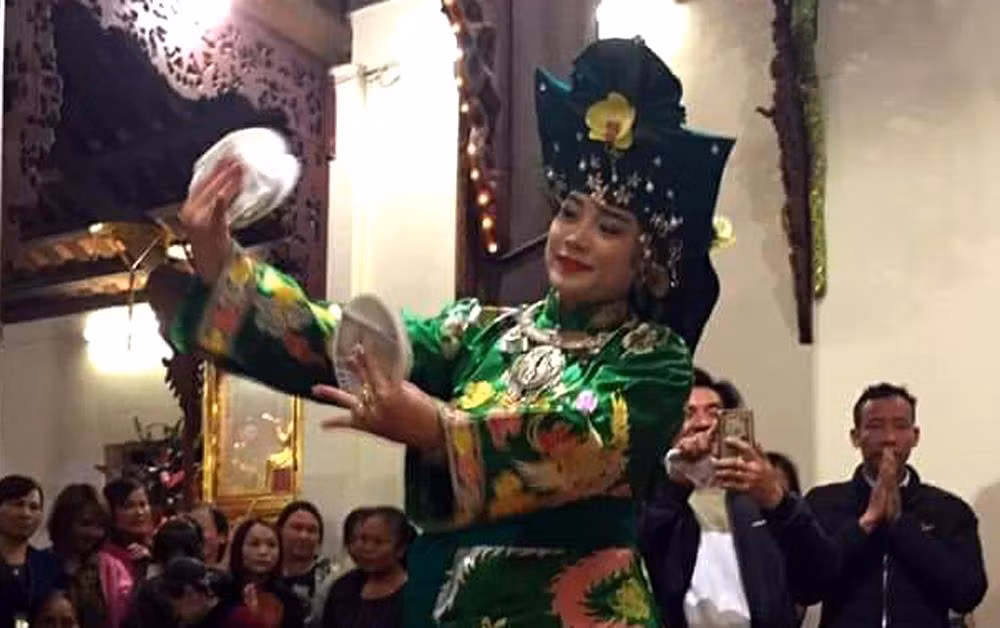 Hầu hết những người đã tham dự vào nghi lễ hầu đồng đều không hiểu được bản chất, thậm chí còn huyễn hoặc vào những điều không có. Ảnh: H.Anh. Hầu hết những người đã tham dự vào nghi lễ hầu đồng đều không hiểu được bản chất, thậm chí còn huyễn hoặc vào những điều không có. Ảnh: H.Anh.
