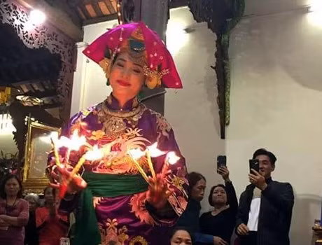 “Thực hành tín ngưỡng thờ Mẫu Tam phủ của người Việt” được UNESCO công nhận là di sản văn hoá phi vật thể đại diện của nhân loại. Ảnh: H.Anh. “Thực hành tín ngưỡng thờ Mẫu Tam phủ của người Việt” được UNESCO công nhận là di sản văn hoá phi vật thể đại diện của nhân loại. Ảnh: H.Anh.