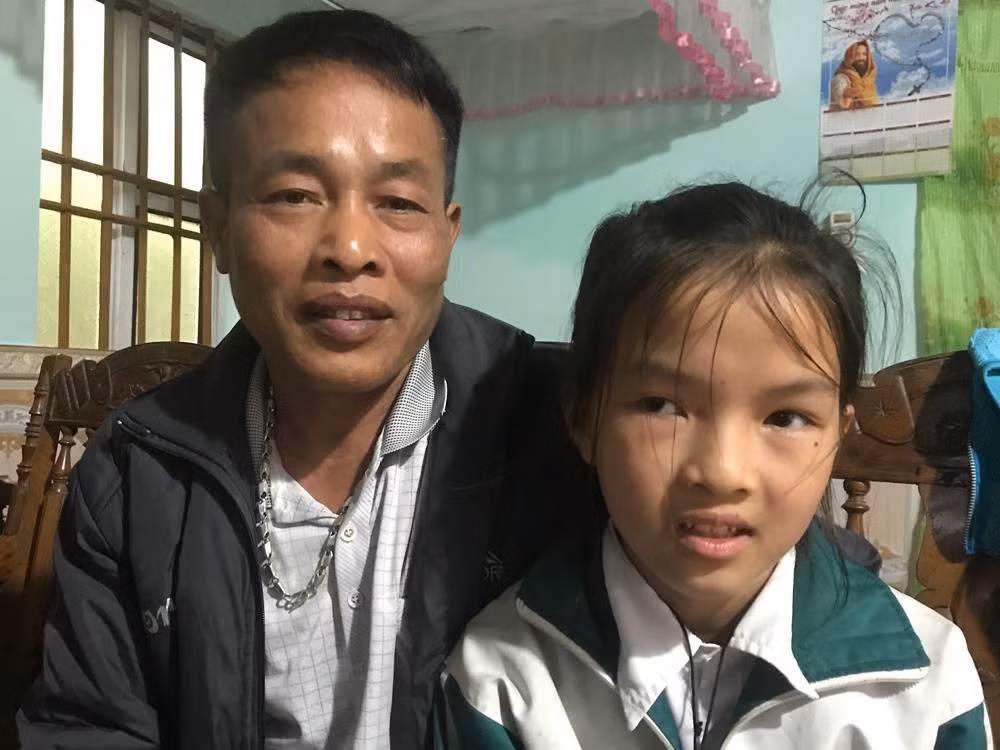 Anh Sỹ và con gái Hồng Hạnh học lớp 4 Trường tiểu học Nhã Lộng. Ảnh: Tùng Dương.