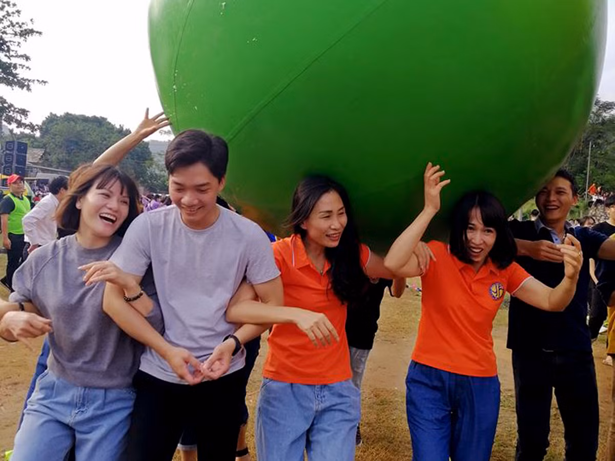 Là Hiệu trưởng nhưng nhà giáo Nguyễn Thị Nhiếp luôn có mặt trong mọi hoạt động của học sinh toàn trường. Ảnh: Nhân vật cung cấp. Là Hiệu trưởng nhưng nhà giáo Nguyễn Thị Nhiếp luôn có mặt trong mọi hoạt động của học sinh toàn trường. Ảnh: Nhân vật cung cấp.