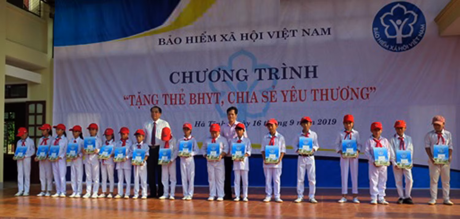 Lễ trao tặng 300 thẻ Bảo hiểm y tế cho học sinh hoàn cảnh khó khăn ở Hà Tĩnh.