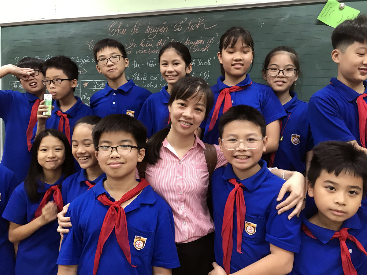 Tôi thấy mình xưng hô một cách ngọt ngào, gần gũi với học sinh thì chính các em sẽ gần gũi với mình. Ảnh: Tùng Dương.