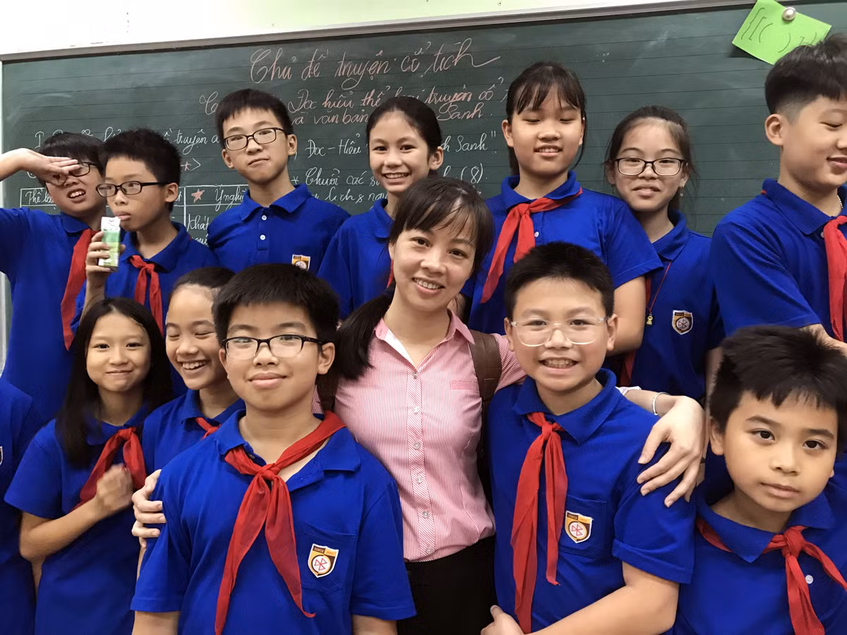 Tôi thấy mình xưng hô một cách ngọt ngào, gần gũi với học sinh thì chính các em sẽ gần gũi với mình. Ảnh: Tùng Dương.