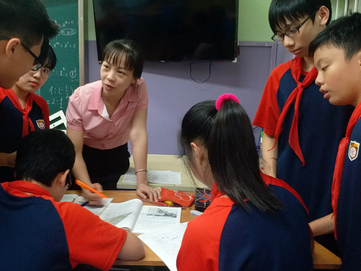 Để kết nối với học sinh các lớp bộ môn và lớp tôi chủ nhiệm thì tôi đã dành nhiều thời gian cho các em hơn. Ảnh: T.D