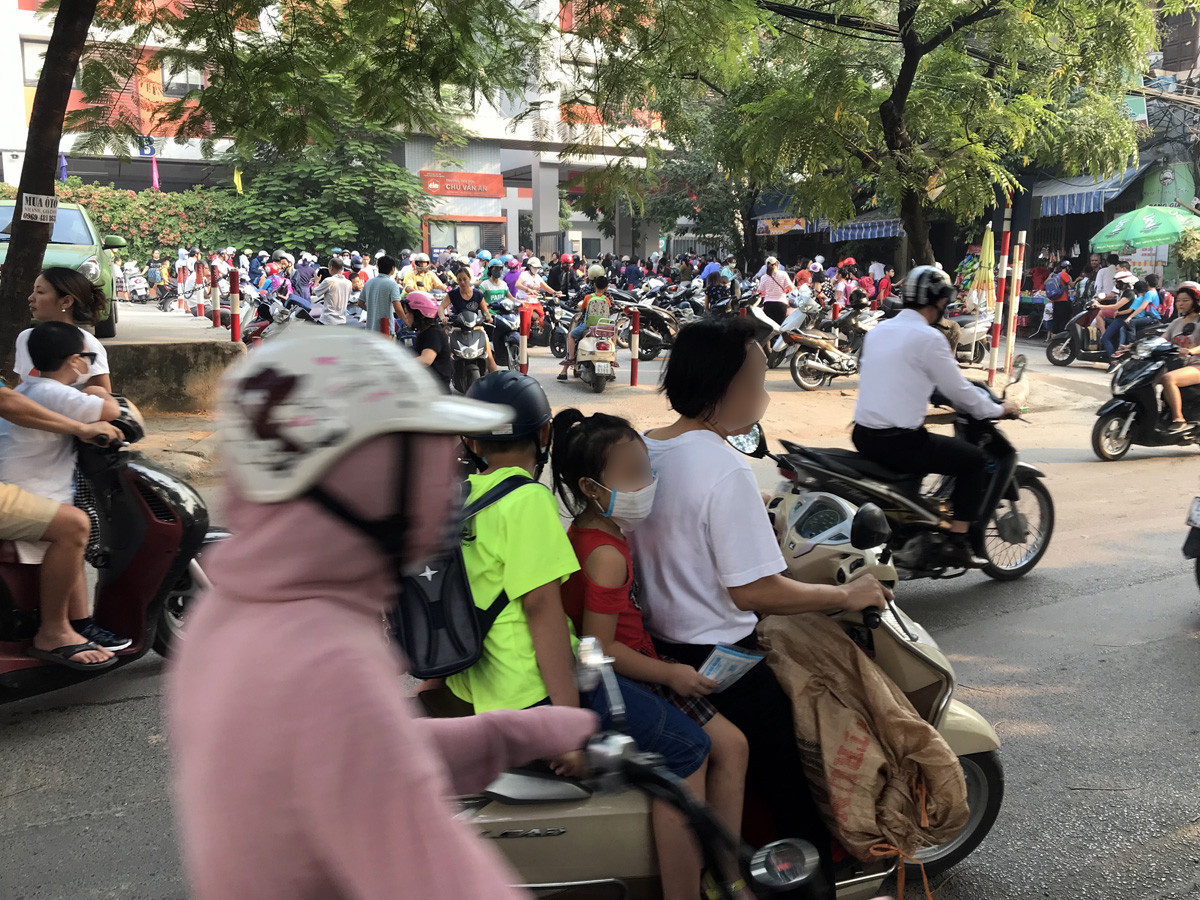 Phụ huynh đưa trẻ đến trường tại Trường tiểu học Chu Văn An trên phố Thụy Khuê, Hà Nội. Ảnh: Tùng Dương.