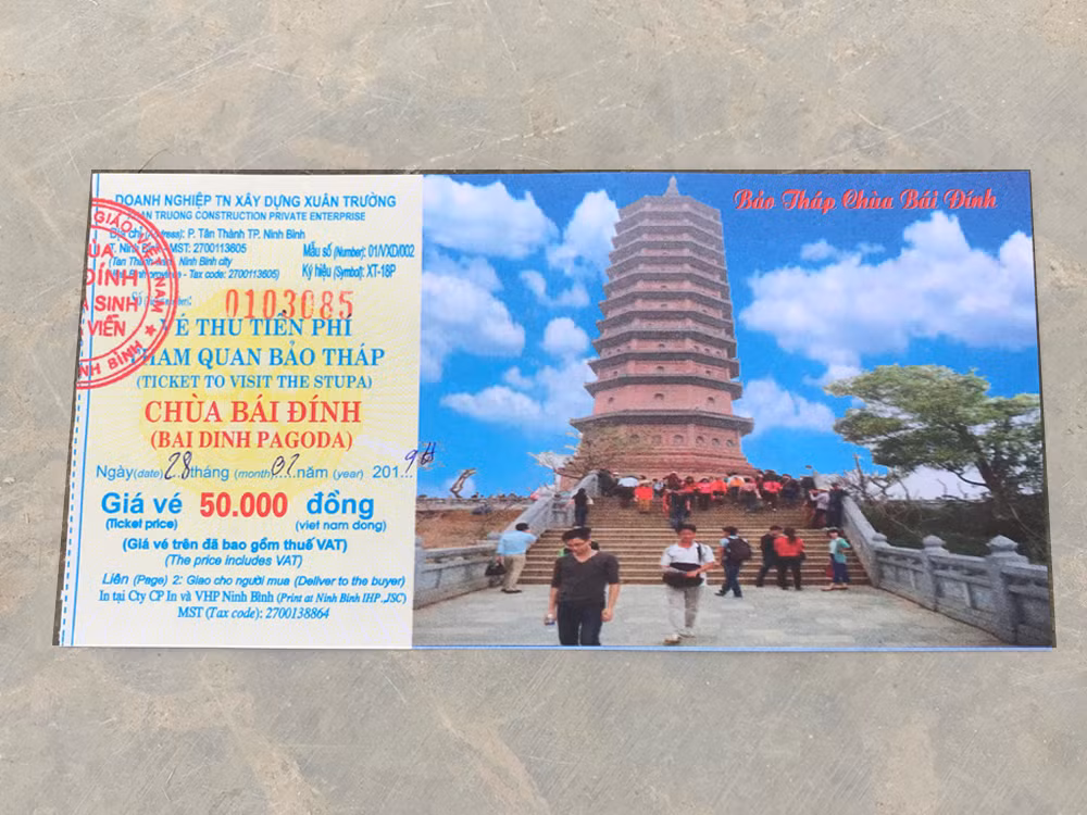 Vé lên bảo tháp của doanh nghiệp Xuân Trường nhưng lại đóng dấu có dòng chữ "Giáo hội phật giáo Việt Nam". Ảnh: Tùng Dương. Vé lên bảo tháp của doanh nghiệp Xuân Trường nhưng lại đóng dấu có dòng chữ "Giáo hội phật giáo Việt Nam". Ảnh: Tùng Dương.