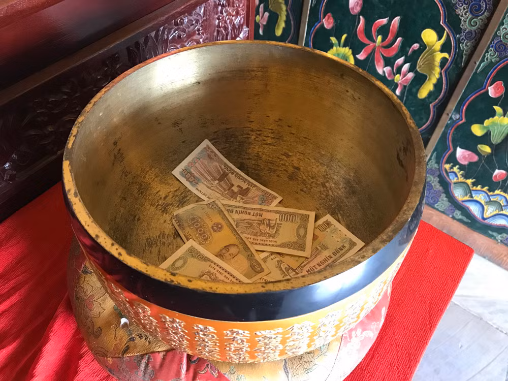Có rất nhiều chiếc thố bằng đồng được đặt khắp nơi trong chùa Bái Đính mới. Ảnh: Tùng Dương. Có rất nhiều chiếc thố bằng đồng được đặt khắp nơi trong chùa Bái Đính mới. Ảnh: Tùng Dương.