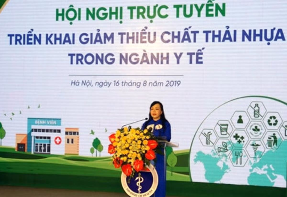 Bộ trưởng Nguyễn Thị Kim Tiến yêu cầu các bệnh viện phải đưa việc giảm thiểu chất thải nhựa trở thành tiêu chí đánh giá bệnh viện xanh - sạch - đẹp.