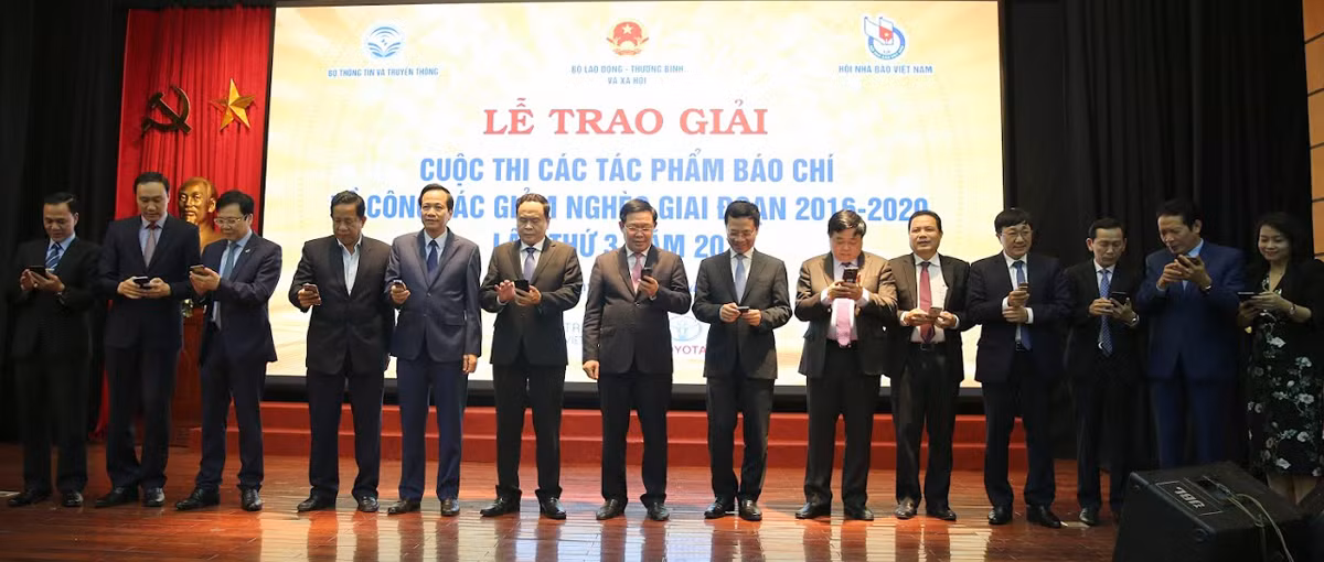 Tại buổi lễ, Phó Thủ tướng Vương Đình Huệ, Trưởng Ban Chỉ đạo các Chương trình mục tiêu quốc gia cùng các đồng chí lãnh đạo một số ban ngành Trung ương, phát động đợt nhắn tin "Cả nước chung tay vì người nghèo" qua Cổng thông tin điện tử nhân đạo quốc gia 1400 để hưởng ứng "Ngày Quốc tế chống đói nghèo" và cũng là "Ngày Vì người nghèo ở Việt Nam" 17/10. Ảnh: Tùng Dương. Tại buổi lễ, Phó Thủ tướng Vương Đình Huệ, Trưởng Ban Chỉ đạo các Chương trình mục tiêu quốc gia cùng các đồng chí lãnh đạo một số ban ngành Trung ương, phát động đợt nhắn tin "Cả nước chung tay vì người nghèo" qua Cổng thông tin điện tử nhân đạo quốc gia 1400 để hưởng ứng "Ngày Quốc tế chống đói nghèo" và cũng là "Ngày Vì người nghèo ở Việt Nam" 17/10. Ảnh: Tùng Dương.