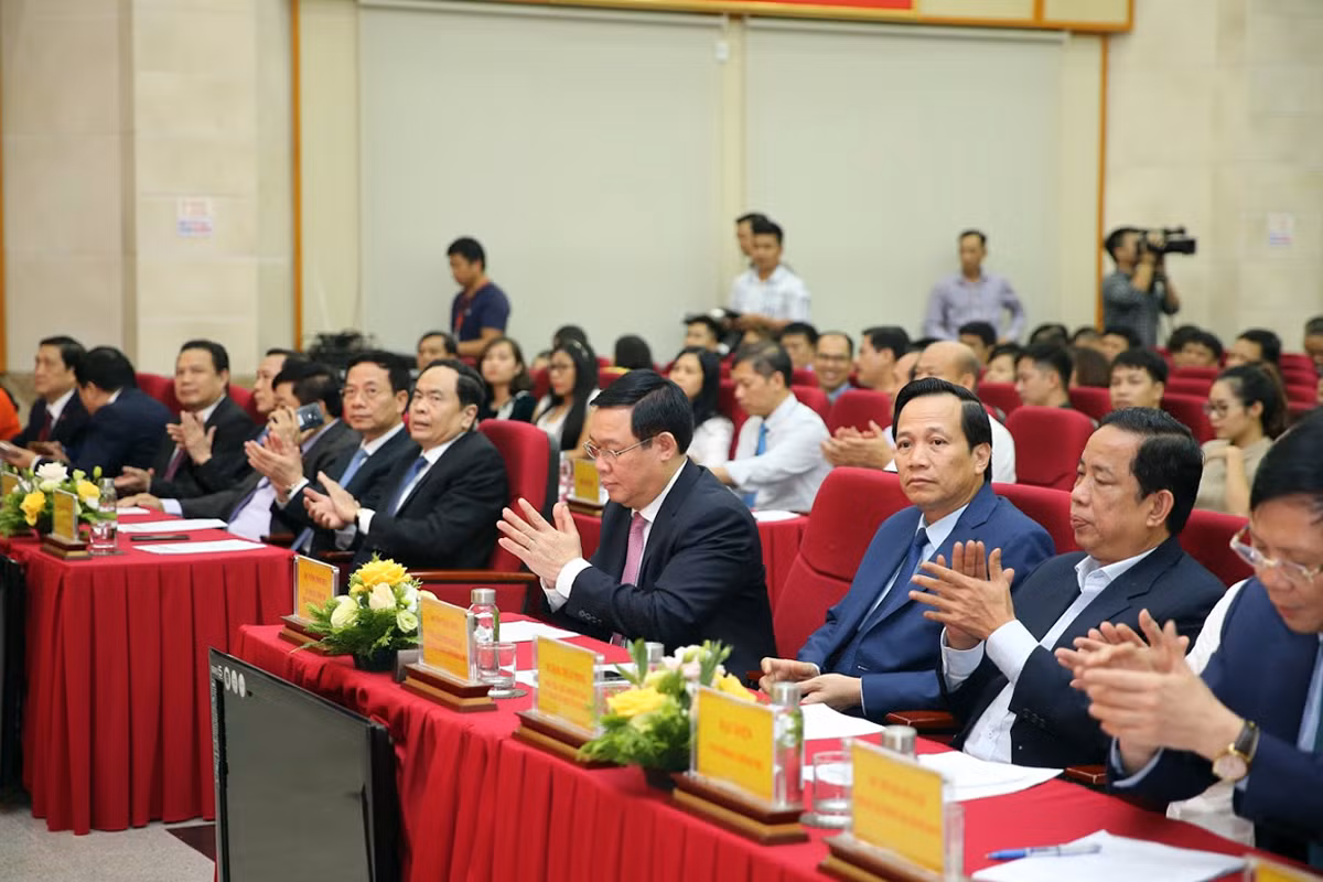 Quang cảnh lễ Trao giải các tác phẩm báo chí về công tác giảm nghèo lần giai đoạn 2016 - 2020 lần thứ 3 năm 2019. Ảnh: Tùng Dương. Quang cảnh lễ Trao giải các tác phẩm báo chí về công tác giảm nghèo lần giai đoạn 2016 - 2020 lần thứ 3 năm 2019. Ảnh: Tùng Dương.