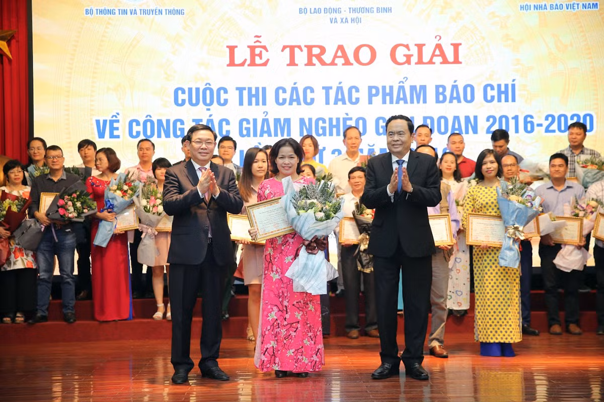 Phó Thủ tướng Vương Đình Huệ và đồng chí Trần Thanh Mẫn - Chủ tịch Ủy ban Trung ương Mặt trận tổ quốc Việt Nam trao bằng khen cho 1 giải tập thể dành cho báo Nhân dân có nhiều tác phẩm dự thi và có nhiều tác phẩm đạt giải. Ảnh: Tùng Dương. Phó Thủ tướng Vương Đình Huệ và đồng chí Trần Thanh Mẫn - Chủ tịch Ủy ban Trung ương Mặt trận tổ quốc Việt Nam trao bằng khen cho 1 giải tập thể dành cho báo Nhân dân có nhiều tác phẩm dự thi và có nhiều tác phẩm đạt giải. Ảnh: Tùng Dương.
