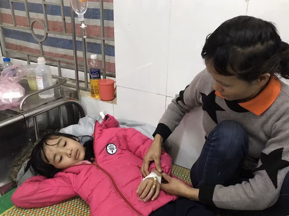 Chị Nguyễn Thị Lịu cùng con gái Nguyễn Thị Lệ vào viện đa khoa Phú Bình cấp cứu sáng ngày 17/3/2019. Ảnh: Tùng Dương. Chị Nguyễn Thị Lịu cùng con gái Nguyễn Thị Lệ vào viện đa khoa Phú Bình cấp cứu sáng ngày 17/3/2019. Ảnh: Tùng Dương.