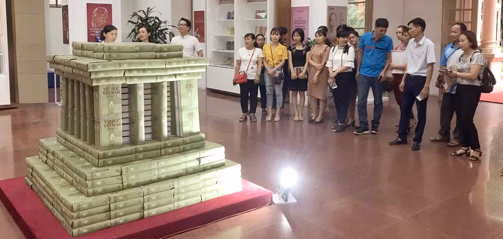 Triển lãm 50 năm thực hiện Di chúc Chủ tịch Hồ Chí Minh, được thế hệ trẻ quan tâm và tìm hiểu. Ảnh: Tùng Dương.