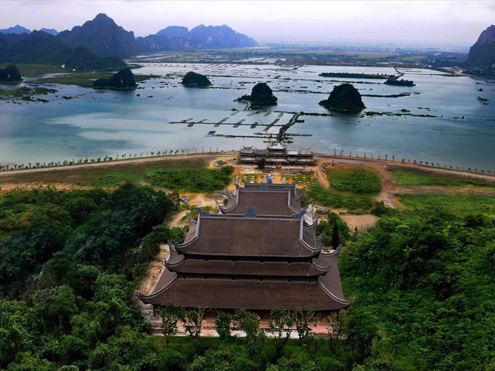 Chùa Tam Chúc tại tỉnh Hà Nam nằm trong Khu du lịch có quy mô diện tích khoảng 4.000 ha. Ảnh: TTXVN.
