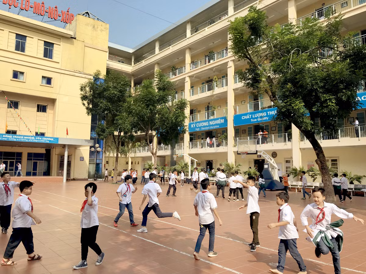 Giáo viên chủ nhiệm được coi là cầu nối gắn kết giữa gia đình, nhà trường và học sinh, giáo viên phải không ngừng quan sát và quan tâm các em để có thể kịp thời uốn nắn và giúp các em chỉnh sửa lỗi sai của mình. Ảnh: Tùng Dương. Giáo viên chủ nhiệm được coi là cầu nối gắn kết giữa gia đình, nhà trường và học sinh, giáo viên phải không ngừng quan sát và quan tâm các em để có thể kịp thời uốn nắn và giúp các em chỉnh sửa lỗi sai của mình. Ảnh: Tùng Dương.