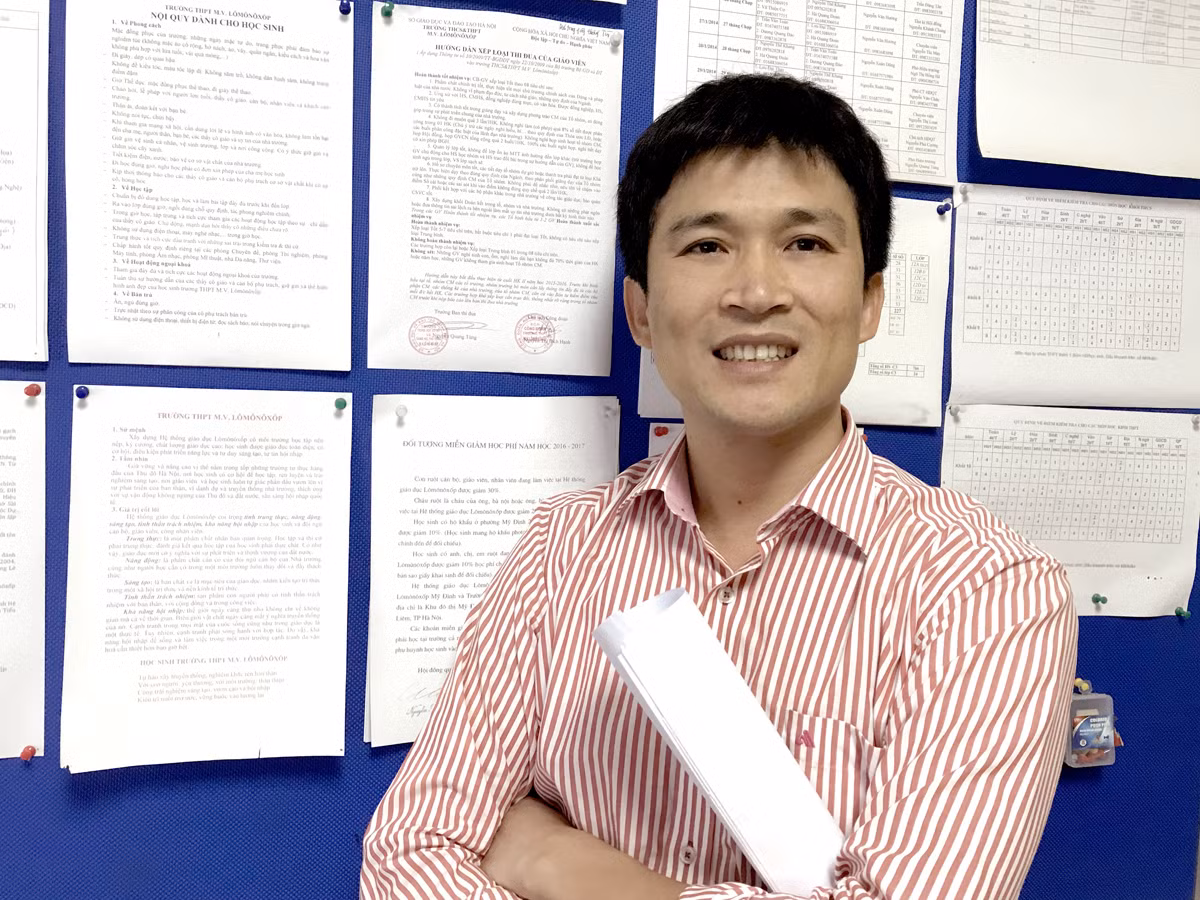 Thạc sĩ Nguyễn Quang Tùng - Hiệu trưởng Trường Trung học phổ thông M.V.Lômônôxốp, Hà Nội: Công việc của một giáo viên chủ nhiệm không chỉ đơn giản chỉ là giảng dạy và quản lý lớp, nó còn đòi hỏi giáo viên phải có nhiều kỹ năng khác nữa. Ảnh: Tùng Dương. Thạc sĩ Nguyễn Quang Tùng - Hiệu trưởng Trường Trung học phổ thông M.V.Lômônôxốp, Hà Nội: Công việc của một giáo viên chủ nhiệm không chỉ đơn giản chỉ là giảng dạy và quản lý lớp, nó còn đòi hỏi giáo viên phải có nhiều kỹ năng khác nữa. Ảnh: Tùng Dương.