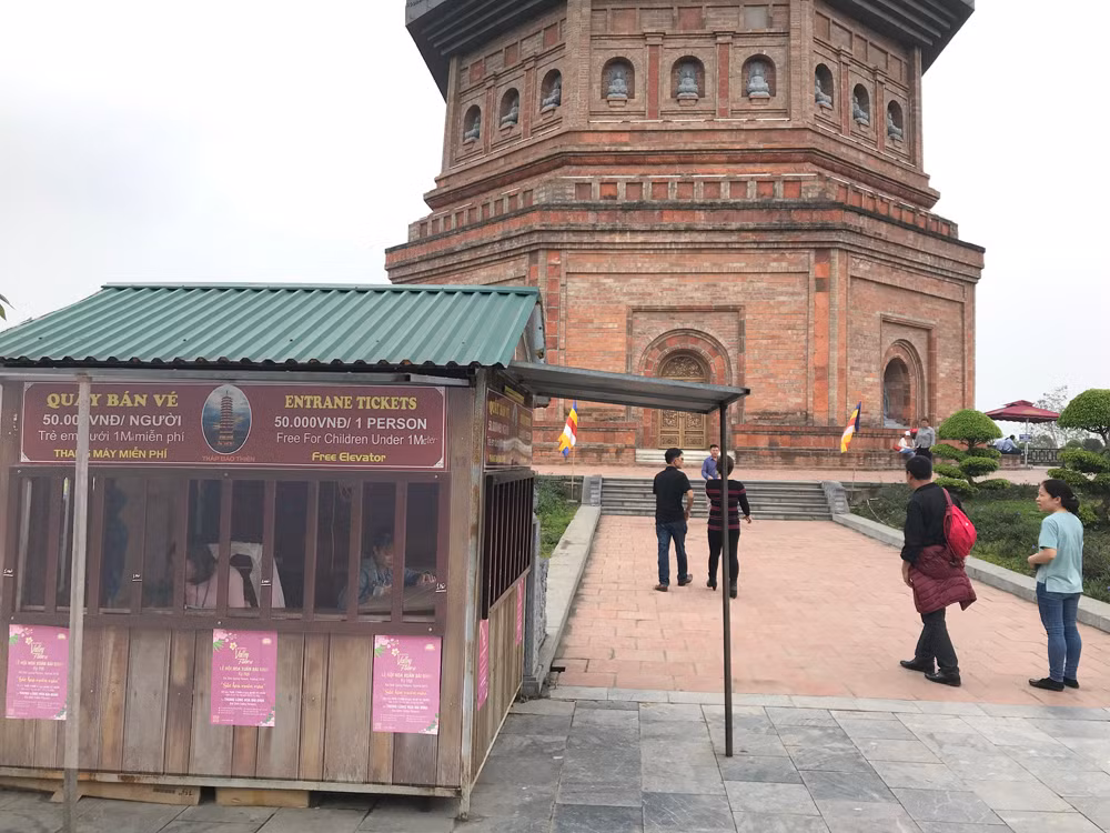 Không có chuyện chùa Bái Đính (mới), chùa Tam Chúc (mới), chùa Liên Phái, chùa Phúc Khánh thì thiêng liêng hơn một ngôi chùa ở quê, nhỏ bé trong không gian làng xã. Ảnh: Tùng Dương.