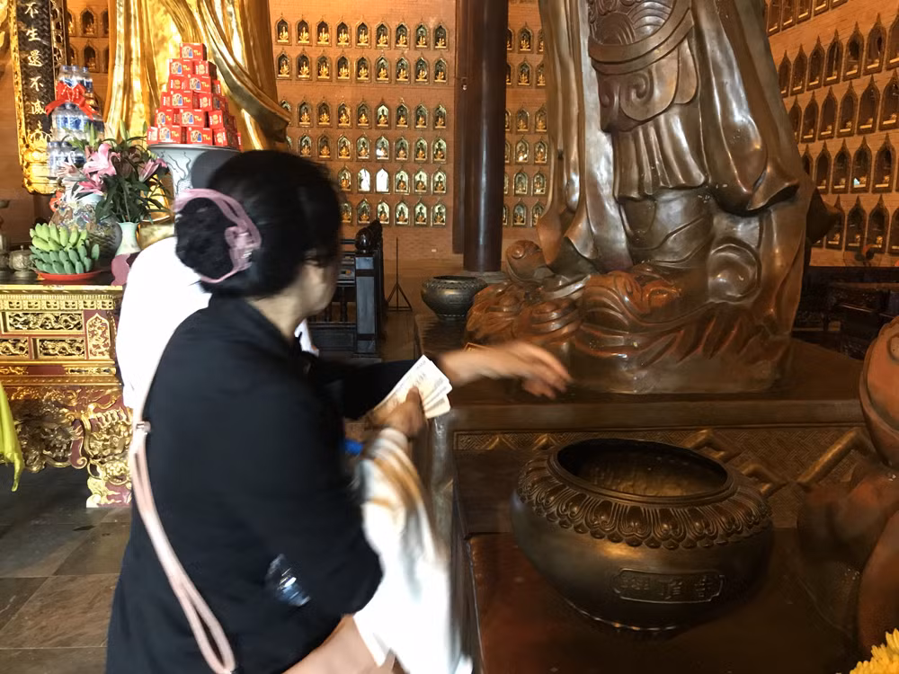 Đến chùa lễ phật là để tĩnh tâm, hướng thiện, nhưng đừng mong có một thế lực siêu nhiên nào hỗ trợ mà hãy nỗ lực bằng chính khả năng của chính mình. Ảnh: Tùng Dương.
