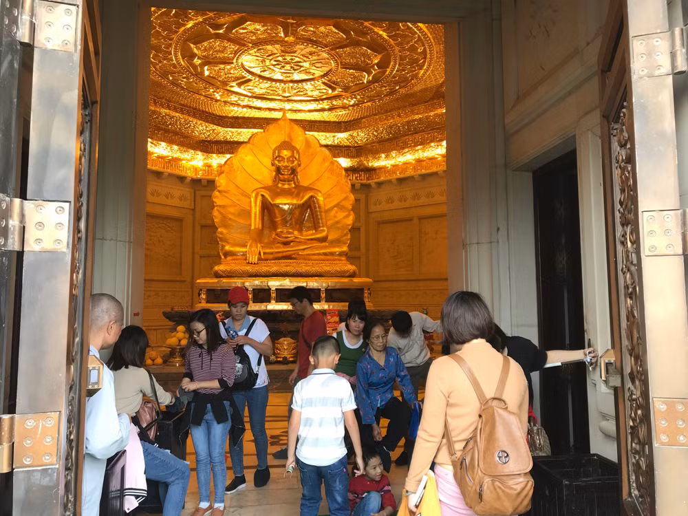 Nhiều người lầm tưởng cứ đến chùa to, tháp lớn thì cầu khấn sẽ linh thiêng. Ảnh: Tùng Dương.