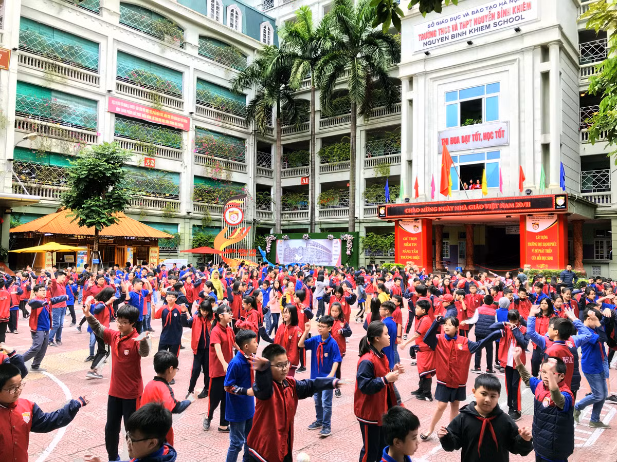 Học sinh Trường Trung học cơ sở và Trung học phổ thông Nguyễn Bỉnh Khiêm, Hà Nội. Ảnh: Tùng Dương.
