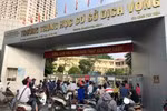 Những ngày thi nắng nóng, áo con và áo bố đều đẫm mồ hôi, áo bố cũng đẫm mồ hôi. Bố đưa con đến trường thi rồi ngồi vạ vật ở bên ngoài, bụng thấp thỏm lo âu. Ảnh: Tùng Dương. Những ngày thi nắng nóng, áo con và áo bố đều đẫm mồ hôi, áo bố cũng đẫm mồ hôi. Bố đưa con đến trường thi rồi ngồi vạ vật ở bên ngoài, bụng thấp thỏm lo âu. Ảnh: Tùng Dương.