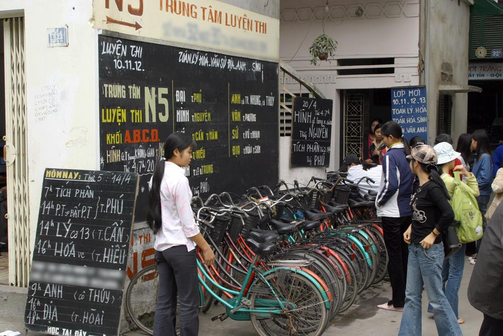 Kỳ thi nào cũng nháo nhác trước vài tháng chọn trường lựa lớp, cũng học thêm, luyện thi. Ảnh minh hoạ: Tùng Dương. Kỳ thi nào cũng nháo nhác trước vài tháng chọn trường lựa lớp, cũng học thêm, luyện thi. Ảnh minh hoạ: Tùng Dương.