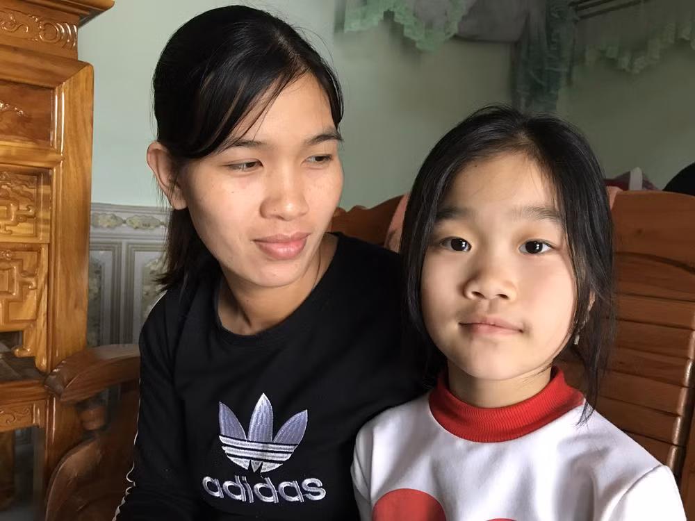 Cháu Nguyễn Thị Hải Yến và mẹ sau khi điều trị tại bệnh viện. Ảnh: Tùng Dương. Cháu Nguyễn Thị Hải Yến và mẹ sau khi điều trị tại bệnh viện. Ảnh: Tùng Dương.