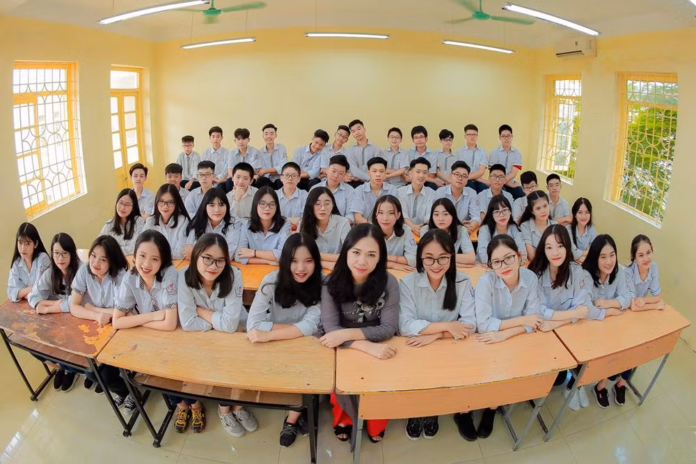 Đối với các học trò, tôi rất mong muốn các em cởi mở, trân thành hơn với giáo viên, tôn trọng thầy cô và thấu hiểu cho những cái áp lực mà giáo viên phải trải qua. Ảnh: Cô Lương cung cấp. Đối với các học trò, tôi rất mong muốn các em cởi mở, trân thành hơn với giáo viên, tôn trọng thầy cô và thấu hiểu cho những cái áp lực mà giáo viên phải trải qua. Ảnh: Cô Lương cung cấp.