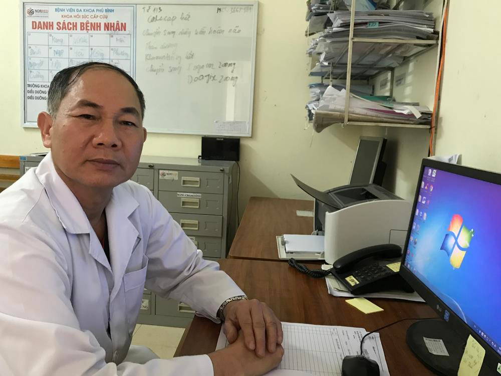 Bác sĩ Tạ Văn Thành- Phó giám đốc Bệnh viện Đa khoa Phú Bình (Thái Nguyên): "Theo chúng tôi phán đoán, có thể lô sữa mà 29 cháu đang cấp cứu được uống ở Trường tiểu học Nhã Lộng là có vấn đề, thì mới dẫn đến việc ngộ độc”. Ảnh: Tùng Dương.