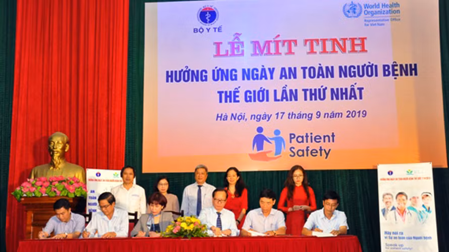 Các đại biểu chứng kiến Lễ ký bản cam kết hưởng ứng an toàn người bệnh của các bệnh viện.