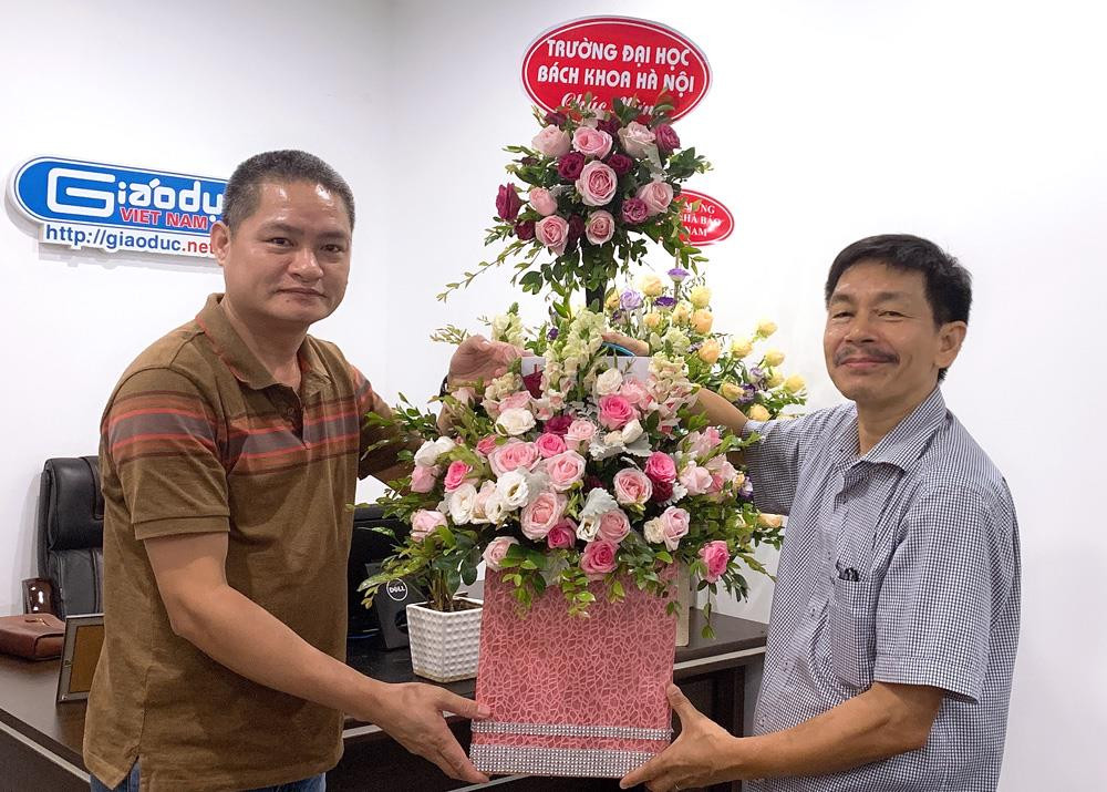 Ông Đào Ngọc Tước - Phó Tổng biên tập Báo Điện tử Giáo dục Việt Nam đang nhận lẵng hoa chúc mừng từ Phó giáo sư Trần Văn Tớp - Phó hiệu trưởng Trường Đại học Bách Khoa, Hà Nội. Ảnh: Linh Nguyễn. Ông Đào Ngọc Tước - Phó Tổng biên tập Báo Điện tử Giáo dục Việt Nam đang nhận lẵng hoa chúc mừng từ Phó giáo sư Trần Văn Tớp - Phó hiệu trưởng Trường Đại học Bách Khoa, Hà Nội. Ảnh: Linh Nguyễn.